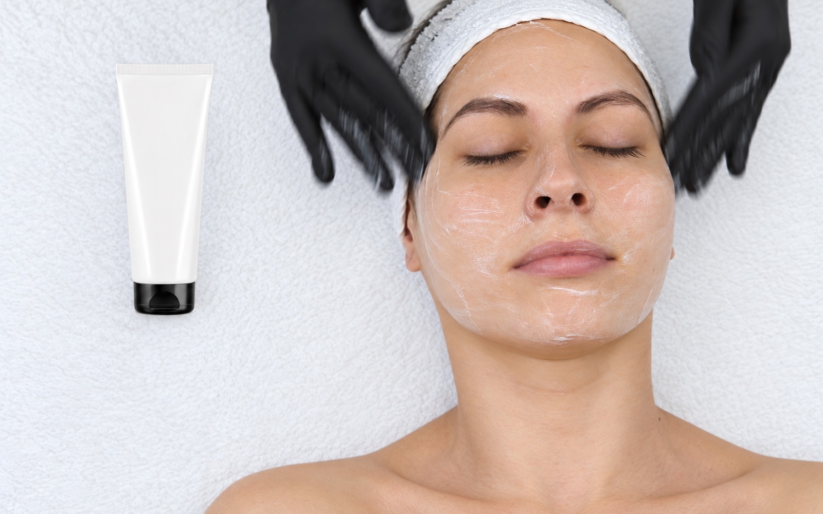 Tratamiento facial realizado en una clínica
