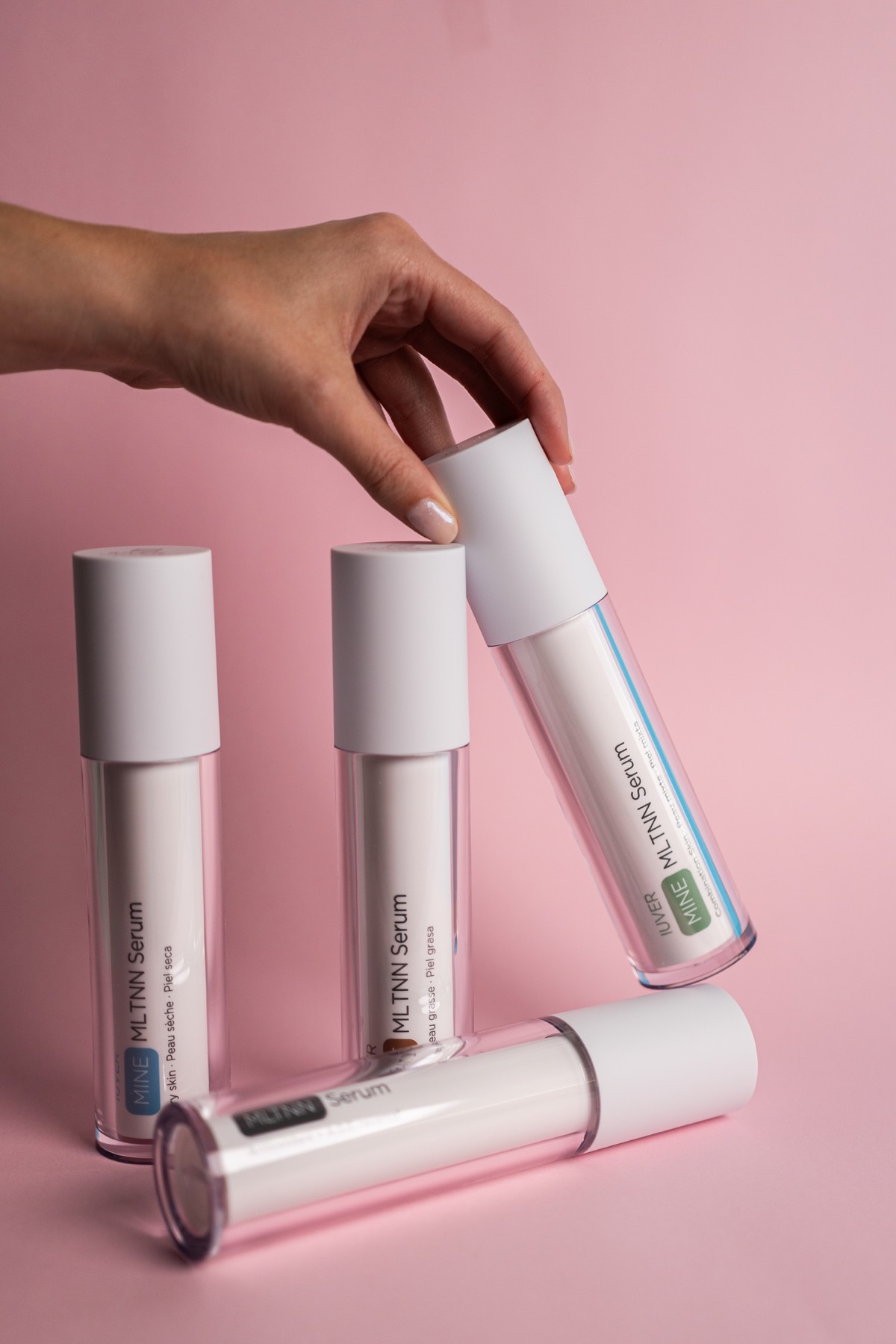 Producto de cuidado facial en una composición rosa